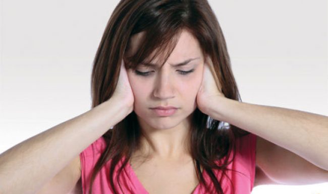 Bị ù tai thường xuyên nguyên nhân do đâu?